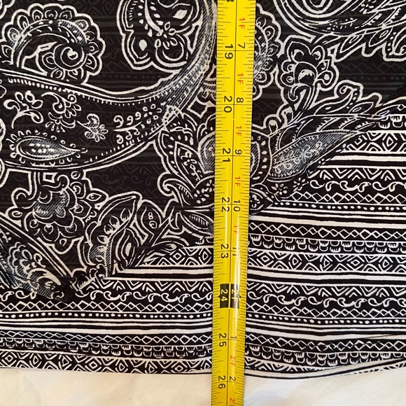 NWT, Kim Rogers, Flowy Sleeveless Black and White Shirt, Size Medium - Picture 14 of 16